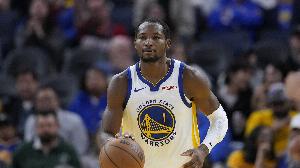 出口氣！庫(kù)明加籃下接球 騰空暴起雙手大力灌筐