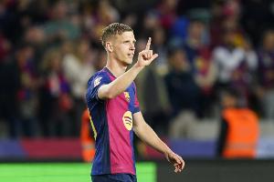 每體：奧爾莫是巴薩新的中場(chǎng)多面手，他可以出任雙后腰靠前的位置