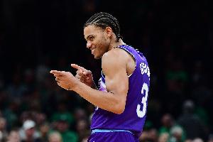 旋轉(zhuǎn)跳躍？基昂特·喬治突破沒頂開人 原地高難度后仰中投命中！