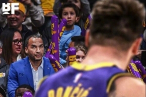 楊毅：哈里森交易東契奇將永遠(yuǎn)被歷史名記 全體起立大喊SB