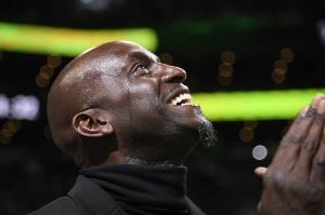 狼王對甜瓜說“你老婆像甜甜圈”？皮爾斯：垃圾話別涉及妻子孩子