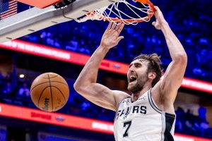 卡斯?fàn)枺嚎苾?nèi)特順下攻筐防守端都打得很棒 也是優(yōu)秀的溝通者