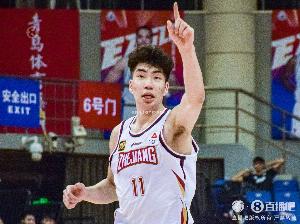 媒體人：埃斯特拉認為余嘉豪違約 連續(xù)兩場打很久讓他們徹底爆發(fā)