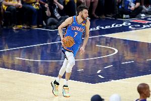 三分線外持球攻！霍姆格倫突破至籃下精妙腳步晃飛波斯特輕松得分