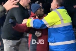 郵報：阿森納知名球迷與桑德蘭球迷沖突，被安保人員抓衣服推搡
