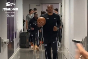 帶頭大哥！國王主場迎戰(zhàn)掘金 威少帶領(lǐng)隊友們跑步進(jìn)場