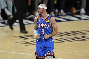 究極攻防！卡魯索回防狂追生搶里夫斯快攻 隨后再命中三分