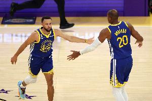 霍福德：庫(kù)里頂投文班三分那球讓我感覺(jué)到要起勢(shì) 對(duì)面要有麻煩了