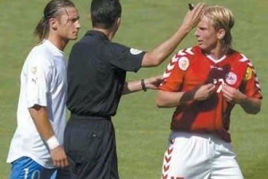 托蒂談2004年歐洲杯自己吐口水：我很后悔，我至今依然感到羞愧