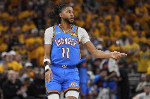 不壓時間被懲罰！湖人搶攻不中 亞歷山大反擊背傳助喬進壓哨三分