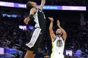 徐靜雨：庫(kù)里用一場(chǎng)爆發(fā)帶隊(duì)贏球&解決問(wèn)題 用行動(dòng)說(shuō)話&小球GOAT