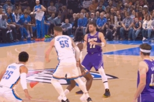 這球巧妙！東契奇晃動(dòng)點(diǎn)起兩人 擊地妙傳給艾頓喂餅