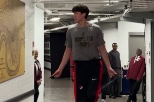 另類熱身！楊瀚森球員通道內(nèi)再加練幾組跳繩