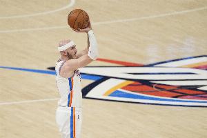 防守尖兵！卡魯索戰(zhàn)舊主7中4拿到10分4板3助2斷 正負(fù)值+19