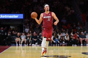 沖擊力十足！哈克斯反擊一條龍 頂開(kāi)防守強(qiáng)攻上籃打中