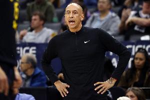 主場(chǎng)慘敗33分！克里斯蒂：真TM尷尬 55歲的我上場(chǎng)打的都比這好