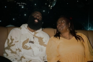 哈登曬合照祝媽媽生日快樂：我的初戀 我永恒的愛