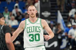 精準(zhǔn)拆彈！豪澤弧頂接鍋轟進(jìn)超遠(yuǎn)壓哨三分 綠軍三節(jié)破百