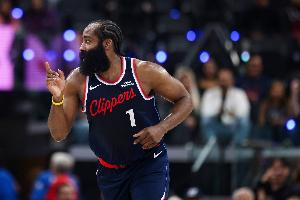 偷襲！掘金退而不防 哈登長傳助攻小德里克·瓊斯空籃暴扣