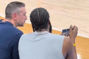 全靠你了登哥！小吧看到哈登賽前和助教一起研究比賽錄像