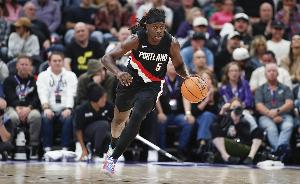 太穩(wěn)了！霍勒迪同一位置連續(xù)命中兩記撤步三分球