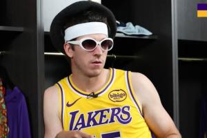 墨鏡+帽子如何呢？里夫斯嘗試范德比爾特的穿搭：感覺我不適合