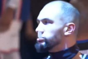 這造型還挺別致??！杰倫·薩格斯直接把頭帶戴脖子上就上場(chǎng)了~