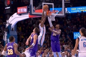 摧枯拉朽！卡森·華萊士底線突破 騰空暴起力壓斯瑪特雙手隔扣