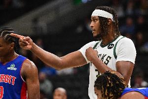 攻防一體！特納半場9中6拿到16分3斷2帽 三分5中3