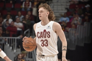 打回來了！特雷弗斯中投得手幫助騎士全場首次領(lǐng)先 最多落后14分