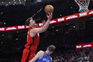 行云流水！申京順下晃開防守單臂砸扣