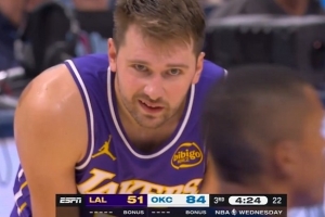 打得郁悶！東契奇抱怨自己被犯規(guī)沒吹 裁判直接給技犯