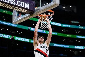 打得挺強(qiáng)硬！克林根45度角切入接夏普分球強(qiáng)起放籃打成2+1