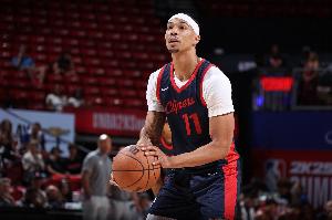 精準(zhǔn)制導(dǎo)！喬丹·米勒中圈搶投超遠(yuǎn)三分 球進(jìn)燈亮壓哨命中