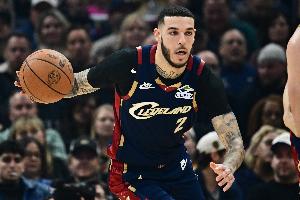 首發(fā)出戰(zhàn)表現(xiàn)出色！大球20分鐘三分7中4砍下15分8助攻1搶斷1蓋帽