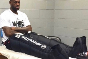 詹姆斯：我在恢復(fù)身體方面用到的科技有登山機(jī)和氣壓恢復(fù)靴