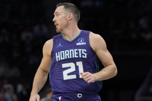 毫不手軟！康諾頓面對舊主雄鹿連中三分 幫助黃蜂占據(jù)主動(dòng)