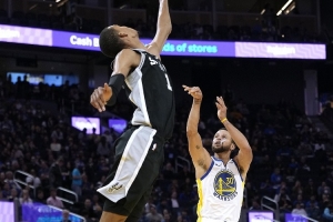 庫(kù)里：文班帶給你的蓋帽挑戰(zhàn)是不合常理的 我在巴黎奧運(yùn)就見(jiàn)識(shí)過(guò)