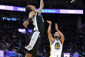 張佳瑋：庫(kù)里極致魔球 科爾對(duì)庫(kù)里的使用贏了米奇對(duì)文班的使用