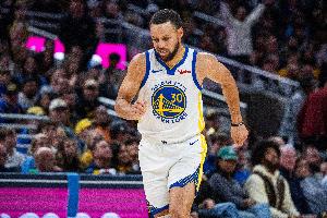 真不容易！庫里底角接球空位三分終于投中了 高舉雙手慶祝