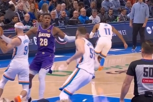 這不明顯？八村塁被拉拽導(dǎo)致失誤 但裁判無(wú)視