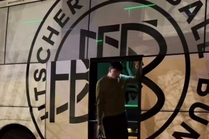 早日康復(fù)！基米希隨隊(duì)抵達(dá)盧森堡，走路仍一瘸一拐