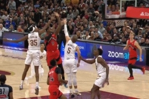 太激進(jìn)了哥！騎士湯姆林剩0.4秒對(duì)巴雷特犯規(guī) 12分鐘已經(jīng)5犯...