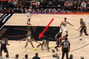 雪上加霜！內(nèi)史密斯橫移時踩到厄爾腳踝 疼得直打滾&被抬回更衣室