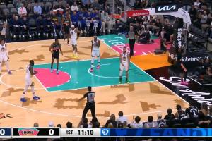 意有所指？美球迷：昨日比賽庫里第1節(jié)、第2節(jié)、下半場換了3雙鞋