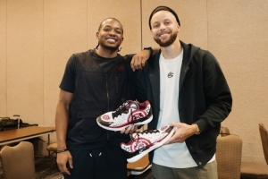 美記：UA將繼續(xù)與庫(kù)里旗下球員合作 庫(kù)里品牌將擁有優(yōu)先購(gòu)買權(quán)