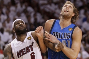 球哥：詹姆斯11年不敵小牛丟冠 可能是他生涯履歷唯一的污點(diǎn)