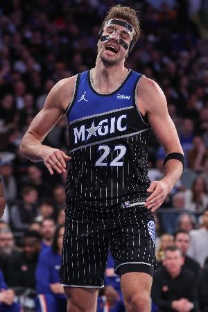 轉(zhuǎn)瞬即逝！小瓦格納籃下轉(zhuǎn)體上籃 魔術(shù)轟13-0追到差3分！