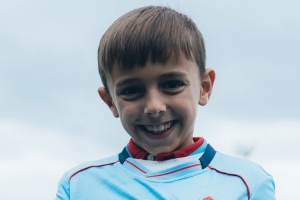 小球迷親吻塞爾塔隊(duì)徽回應(yīng)亞馬爾，俱樂(lè)部邀請(qǐng)他與阿斯帕斯見(jiàn)面