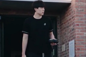 客戰(zhàn)菲尼克斯！楊瀚森入場穿搭：短褲+短袖&一身黑 配上運(yùn)動拖鞋